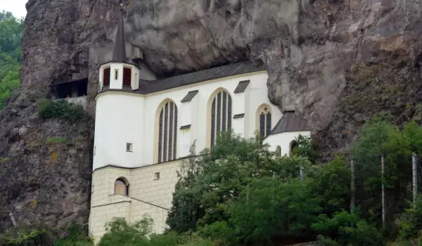 Скалната църква в Идар Оберщайн