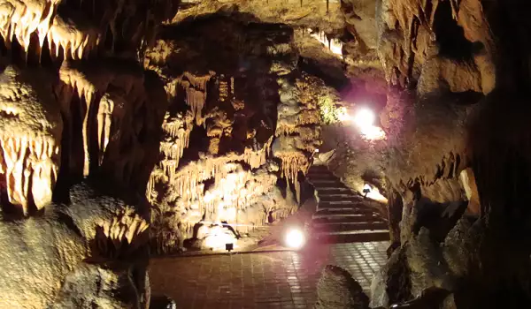 Четири български пещери с билета застраховат посетителите си