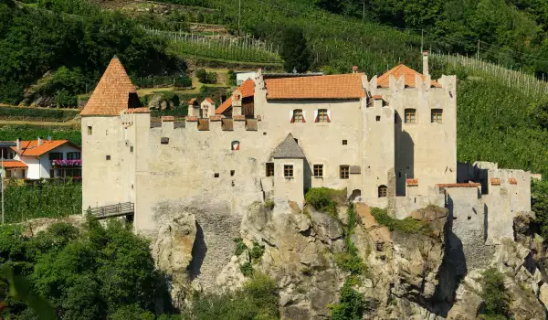 Замъкът Кастелбел