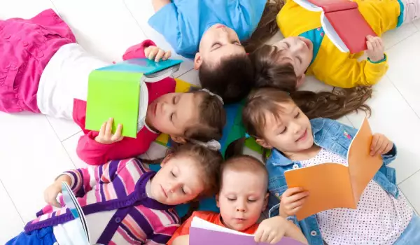 Деца четат книги