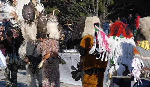 Фестивал на маскарадните игри в Перник през уикенда