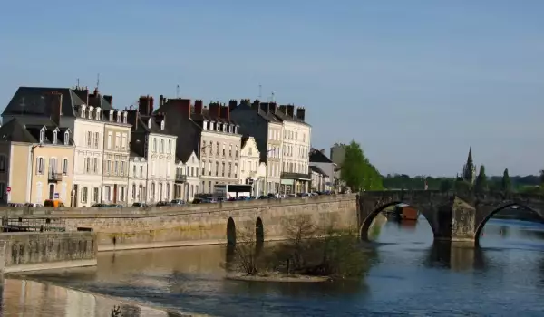 Град Лавал във Франция