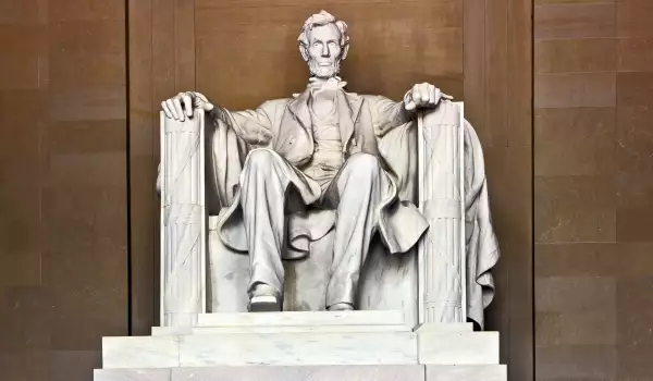 Статуята на Линкълн в мемориалът на Линкълн