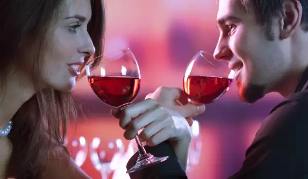 Влюбени пият вино