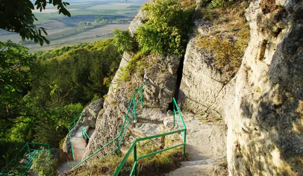 Достъпът до Осмарските скални манастири ще бъде обезопасен