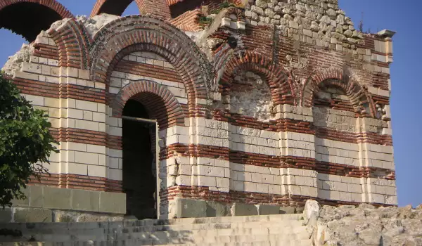 Ново строителство пропука църквата Св.Йоан в Несебър