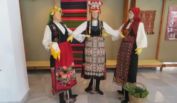 Уникална македонска носия е изложена в Харманли