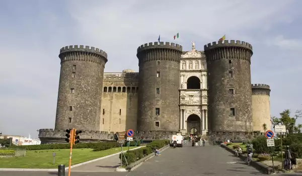 Замъкът Нуово до Неапол