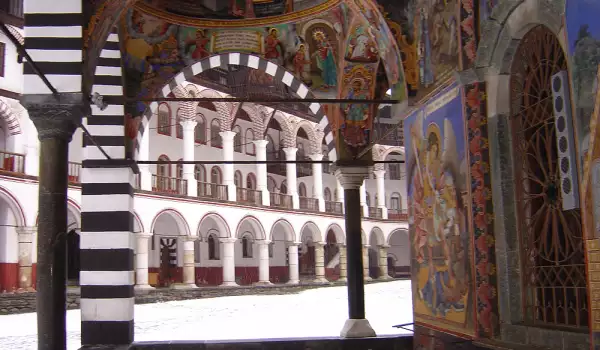 Обновени стенописи в Рилския манастир