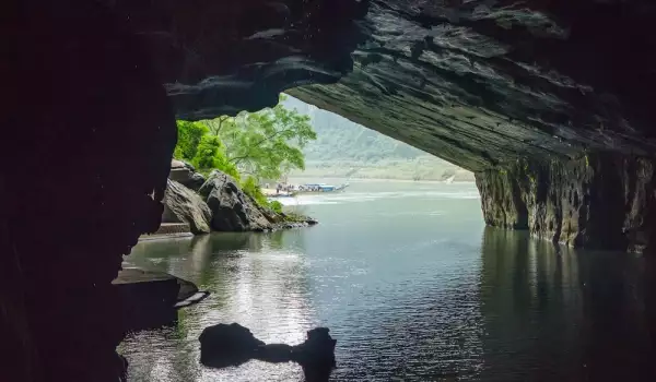 Пещера в Национален парк Фонг Нха- Ке Бан
