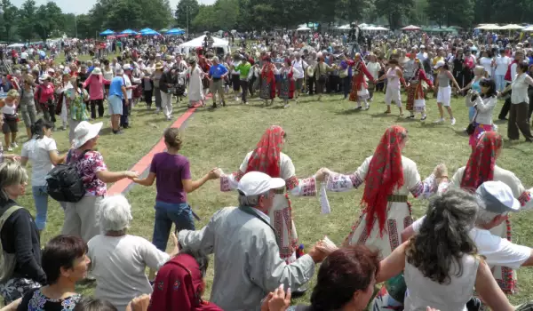 Фолклорен фестивал ще оживи Бургас днес