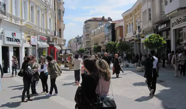 Пловдив с по-пищна коледна украса