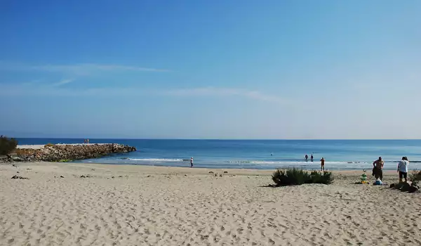 Плажът в Приморско се нуждае от основно почистване