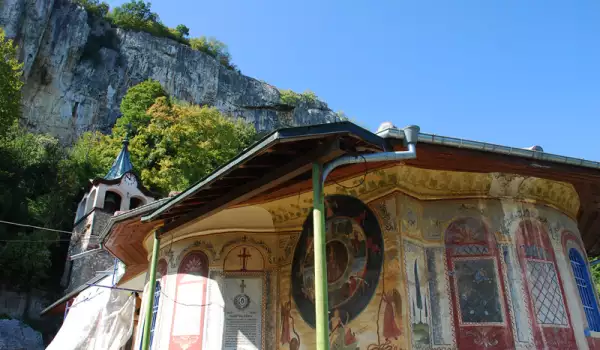 Преображенският манастир възстановява стенописите си