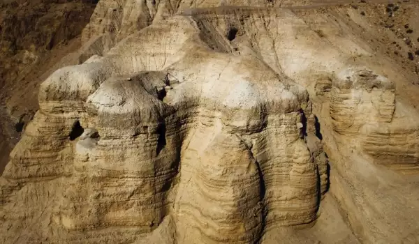 Пещерите Кумран