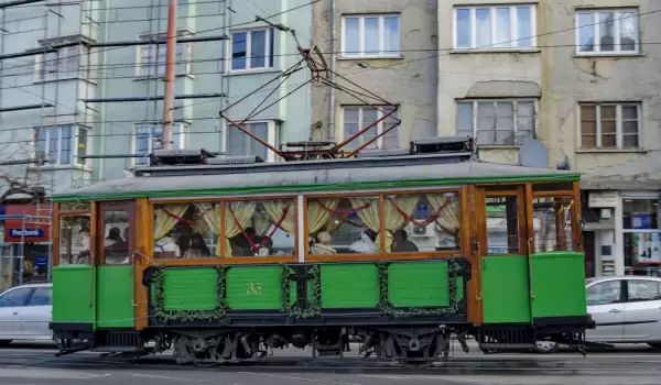 Пуснаха коледния ретро трамвай в София