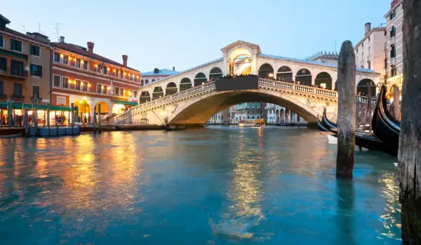 Мостът Риалто във Венеция