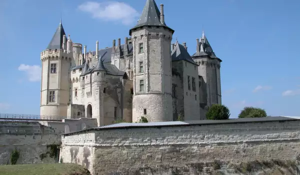 Замъкът Семур