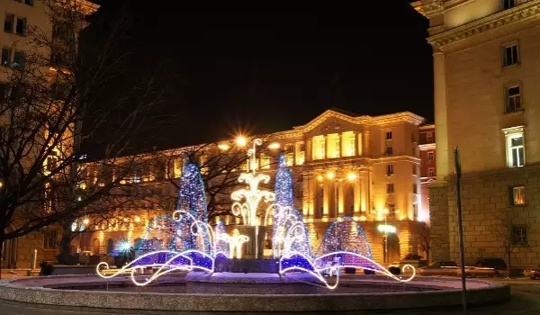 Празничната коледна украса в София ще светне до дни