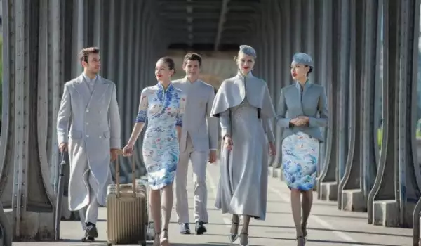 Висша мода за стюардесите в Китай
