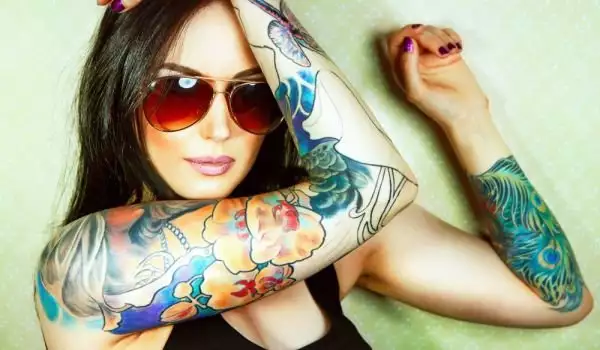 Татуирана жена