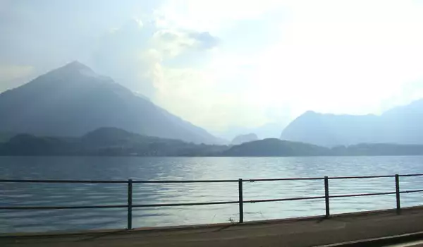 Езерото Тун до град Тун, Швейцария