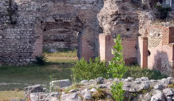 Рушат се Римските бани във Варна