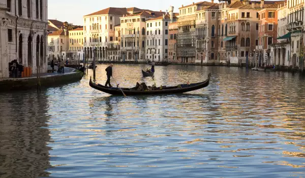 По каналите на Венеция