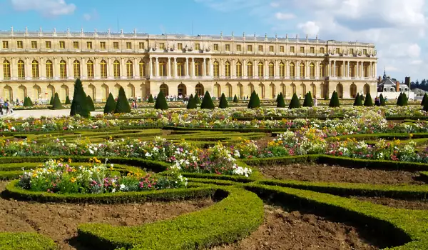 Градините на Версайския дворец до Париж