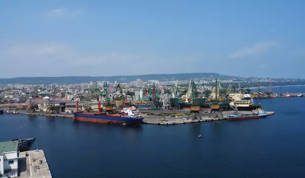 Силният вятър затвори пристанището във Варна