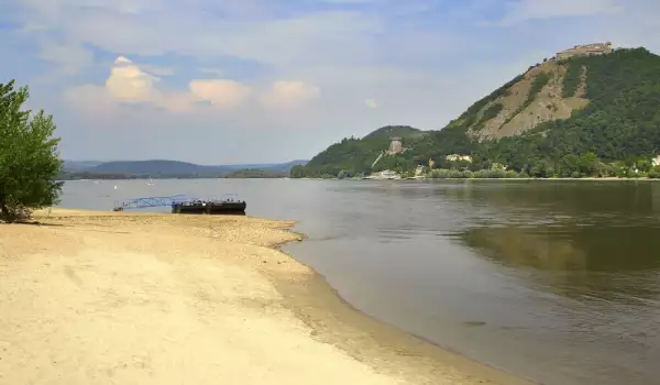 Вишеград с река Дунав