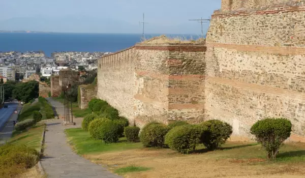 Крепостната стена около Солун