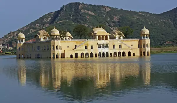 Водният дворец в Индия