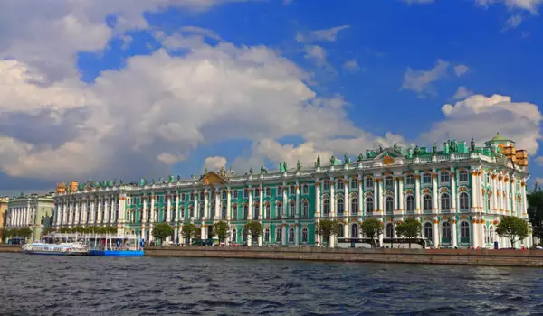 Зимният дворец в Санкт Петербург