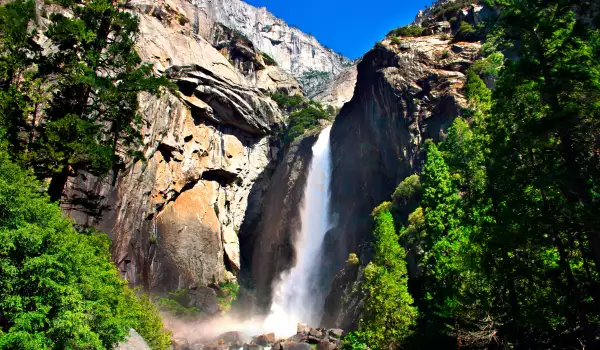 Водопад в Йосемити